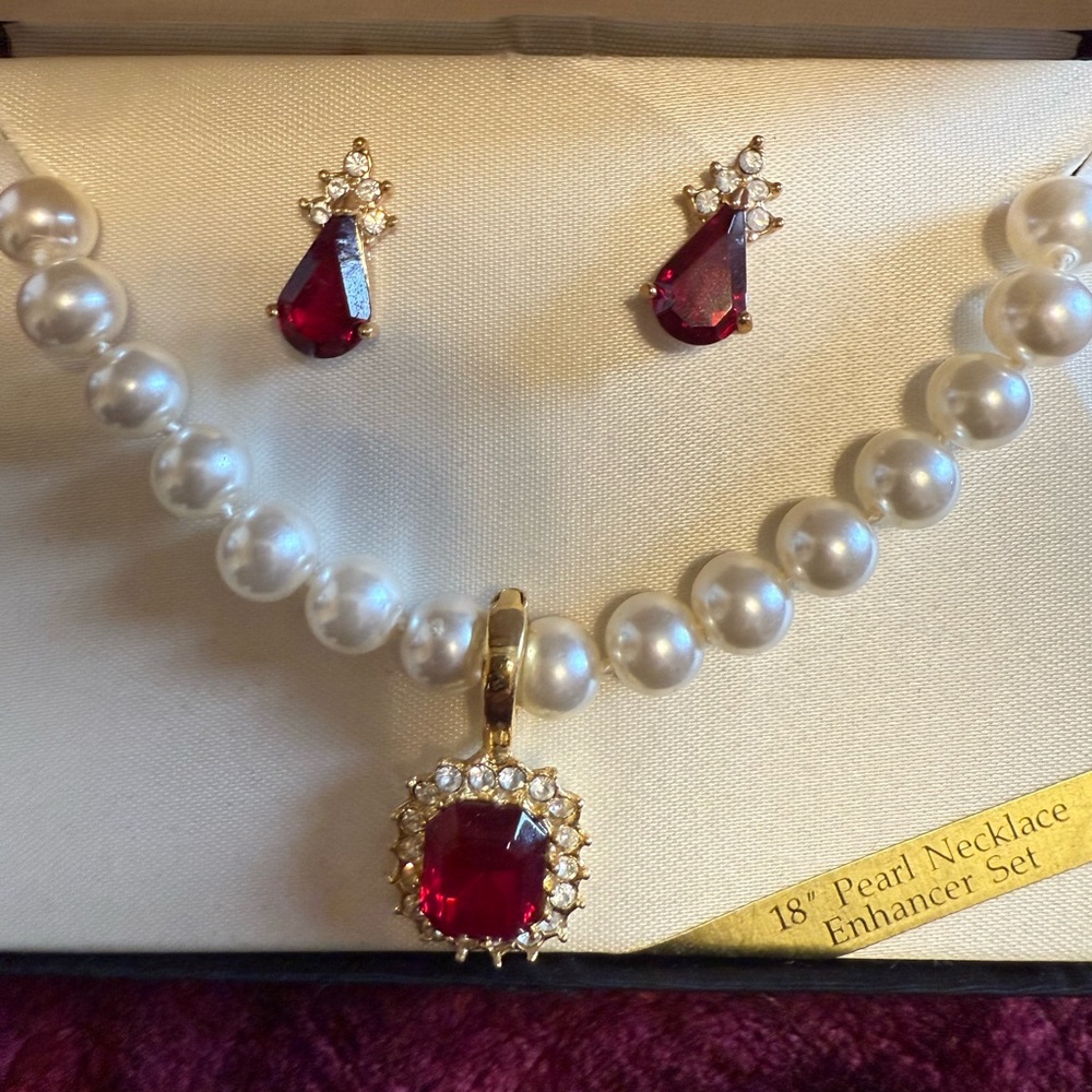 Luxurious Pearl and Red Gemstone Necklace Set 18”